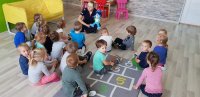 Przedszkolaki słuchające o bezpieczeństwie.