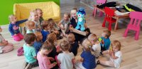 Przedszkolaki słuchające o bezpieczeństwie.
