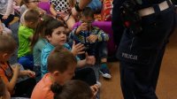 Dzieciom wręczano pamiątkowe smycze.