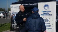 Policyjni profilaktycy oraz goście stoiska profilaktycznego.