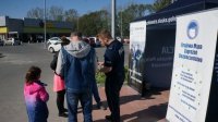 Policyjni profilaktycy oraz goście stoiska profilaktycznego.