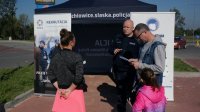 Policyjni profilaktycy oraz goście stoiska profilaktycznego.