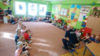 Przedszkolaki podczas spotkania z policjantami.