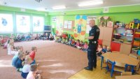 Przedszkolaki podczas spotkania z policjantami.