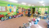 Przedszkolaki podczas spotkania z policjantami.