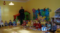Dzieci z przedszkola nr 4 w Świętochłowicach podczas spotkania z policjantami