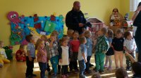 Dzieci z przedszkola nr 4 w Świętochłowicach podczas spotkania z policjantami