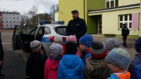 Dzieci z przedszkola nr 4 w Świętochłowicach podczas spotkania z policjantami