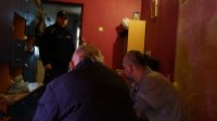 Policjanci kontrolują pustostany.