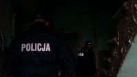Policjanci kontrolują pustostany.