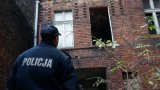 Policjanci kontrolują pustostany.