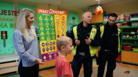 Policjanci podczas spotkania z przedszkolakami.