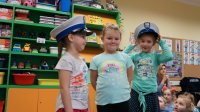 Policjanci podczas spotkania z przedszkolakami.