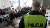 Seniorzy podczas spotkania z policjantami oraz przedstawicielem stowarzyszenia IOGT.