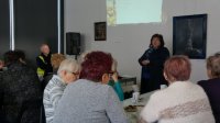 Seniorzy podczas spotkania z policjantami oraz przedstawicielem stowarzyszenia IOGT.