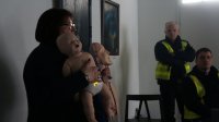 Seniorzy podczas spotkania z policjantami oraz przedstawicielem stowarzyszenia IOGT.