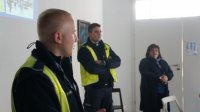 Seniorzy podczas spotkania z policjantami oraz przedstawicielem stowarzyszenia IOGT.