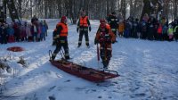 Policjanci oraz strażacy podczas spotkań profilaktycznych.