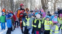 Policjanci oraz strażacy podczas spotkań profilaktycznych.