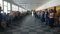 Policjanci oraz strażacy podczas spotkań profilaktycznych.