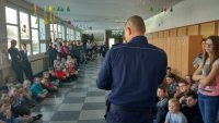 Policjanci oraz strażacy podczas spotkań profilaktycznych.