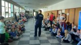 Policjanci oraz strażacy podczas spotkań profilaktycznych.