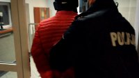 Policjanci wraz zatrzymanym.