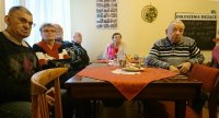 Na zdjęciu 6 seniorów słuchających wykładu.