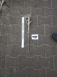 Na zdjęciu widoczna tyczka, którą złodzieje podważali studzienki.