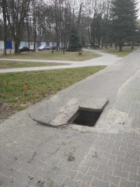 Na zdjęciu widać poważoną pokrywę studzienki kanalizacyjnej.
