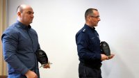 Na zdjęciu nadkom. Szynol oraz asp.szt. Densław z pamiątkowymi statuetkami dla komendantów