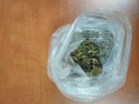 Na zdjęciu marihuana w plastikowym worku.
