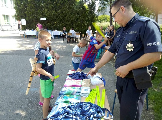 Dzielnicowy mł.asp. Rafał Gabryś, podczas festynu w SP Nr 10