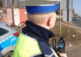 Policjant drogówki mierzy prędkość