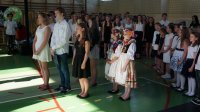 Uczniowie śpiewają przygotowaną piosenkę na zakończenie roku szkolenego