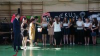 wręczenie wyróżnionym uczniom dyplomów i upominków