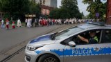 Przemarsz wiernych ulicami miasta zabezpieczany przez policjantów drogówki
