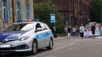 Przemarsz wiernych ulicami miasta zabezpieczany przez policjantów drogówki