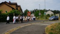 Przemarsz wiernych ulicami miasta zabezpieczany przez policjantów drogówki