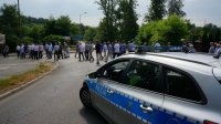 Przemarsz wiernych ulicami miasta zabezpieczany przez policjantów drogówki