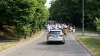Przemarsz wiernych ulicami miasta zabezpieczany przez policjantów drogówki
