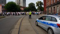 Przemarsz wiernych ulicami miasta zabezpieczany przez policjantów drogówki