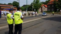 Przemarsz wiernych ulicami miasta zabezpieczany przez policjantów drogówki oraz strażników miejskich