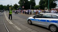 Przemarsz wiernych ulicami miasta zabezpieczany przez policjantów drogówki