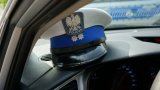 zdjęcie czapki policyjnej w radiowozie
