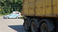 kontrolowana ciężarówka, w tle policyjny radiowóz