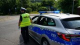 Policjant drogówki podczas obserwacji na skrzyżowaniu