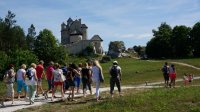 uczestnicy rajdu idący w stronę zamku