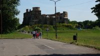 uczestnicy rajdu idący w stronę zamku