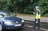 policjantka z ruchu drogowego podczas kontroli trzeźwości